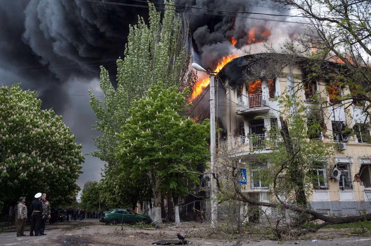 Toà trụ sở cảnh sát Mariupol bốc cháy.