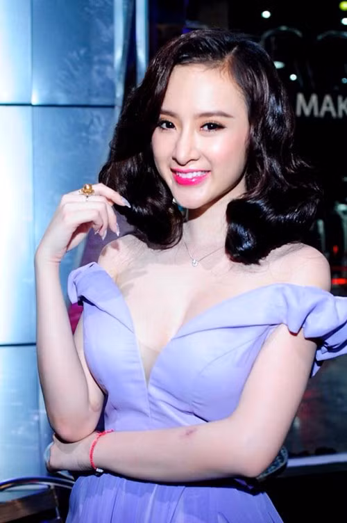 Vẻ đẹp ngọt ngào, gợi cảm của Angela Phương Trinh.