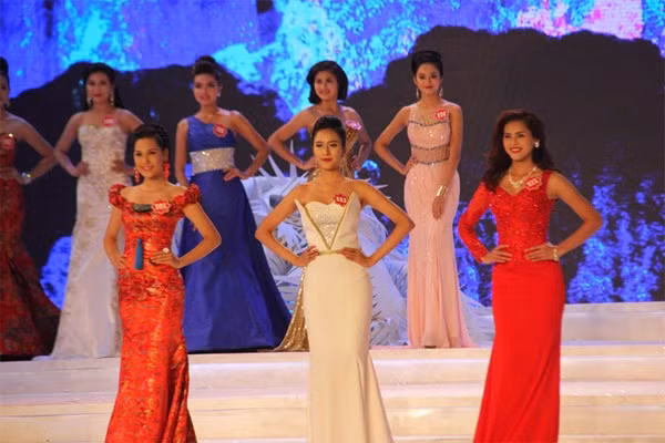 Các thí sinh trong phần thi da hội. Ảnh: Vũ Sơn.