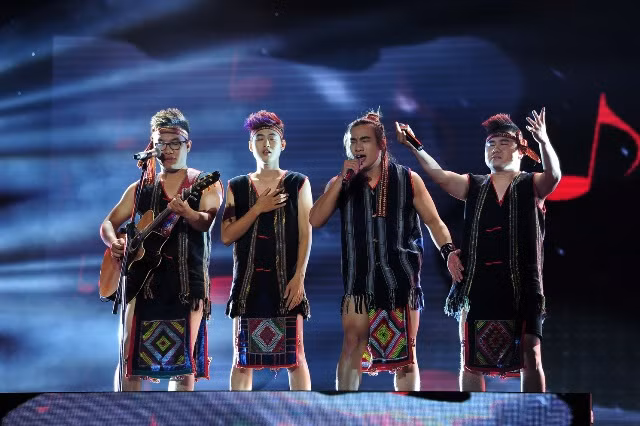 Hình ảnh phản cảm của F Band khi lấy khăn Piêu làm khố trong chương trình The X-Factor.
