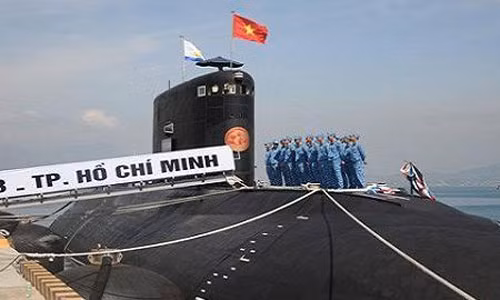 Tàu ngầm HQ-183 Hồ Chí Minh trong lễ thượng cờ tại quân cảng Cam Ranh.