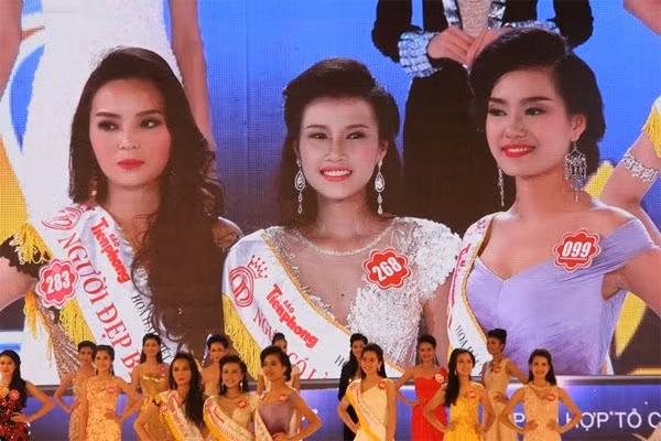 Hoa hậu Nguyễn Cao Kỳ Duyên (ngoài cùng bên trái) có gương mặt sáng với đường nét khá hoàn hảo. Ảnh: Vũ Sơn.