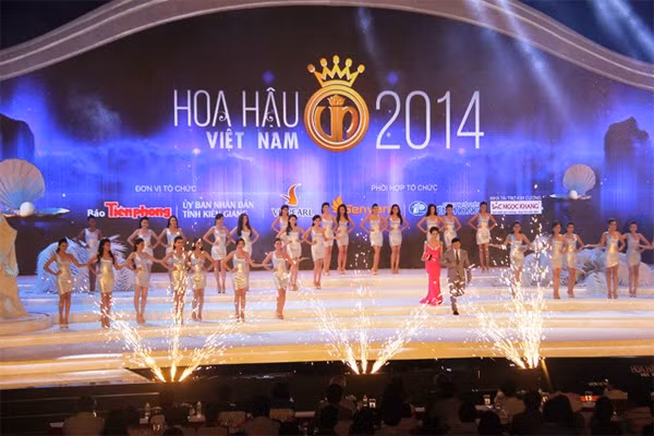 Các thí sinh ra mắt. Ảnh: Vũ Sơn.