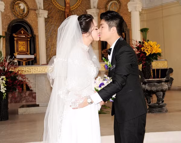 Cả hai trao nhau nụ hôn nồng nàn trong sự chúc phúc của fan và bạn bè.