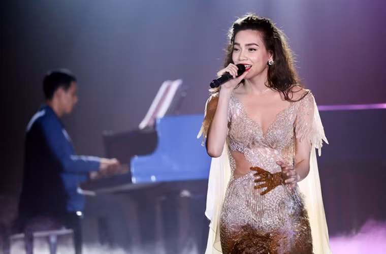 Nữ ca sĩ tiết lộ, kinh phí tổ chức liveshow này có giá trị bằng một căn biệt thự. Tuy nhiên, con số thực tế mà nữ ca sĩ đã chi là gần 5 tỷ.