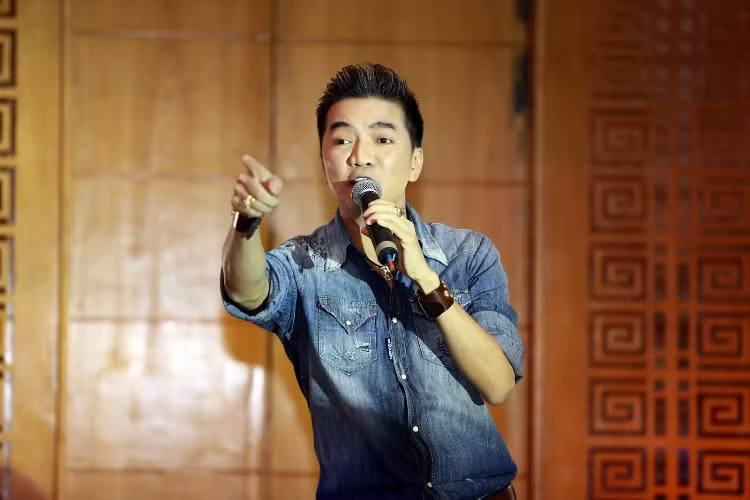 Nam ca sĩ có mặt trong chương trình nghệ thuật đặc biệt nhân ngày Phụ nữ Việt Nam diễn ra tại nhà hàng trên đường Trần Đăng Ninh. Trong chương trình, Đàm Vĩnh Hưng đã cháy hết mình với những ca khúc dành cho phái nữ.