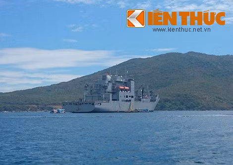 Tàu vận tải khổng lồ USNS Cesar Chavez (T-AKE-4) trên vịnh Nha Trang.