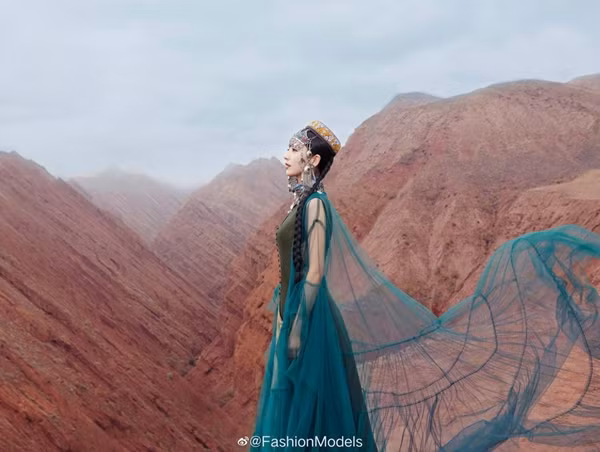 Nữ diễn viên sở hữu một gương mặt hoàn hảo với đôi mắt to tròn, khuôn mặt trái xoan cùng hai lúm đồng tiền duyên dáng. Cô cũng được mệnh danh là "mỹ nhân không góc chết".