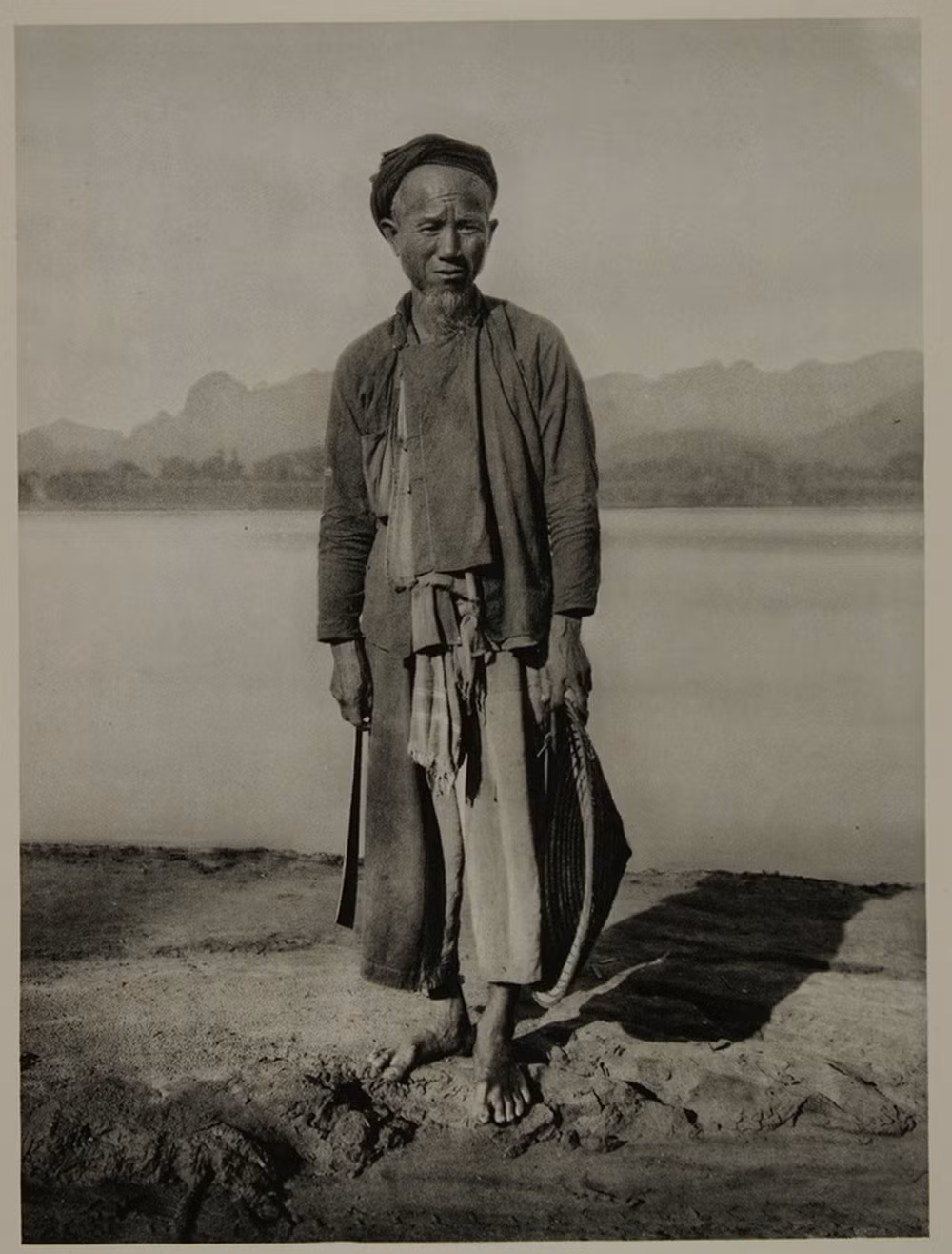 Cụ ông trên bờ sông Đà.