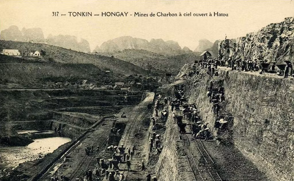 Cận cảnh công trường khai thác than ở mỏ Hà Tu, Hòn Gai.