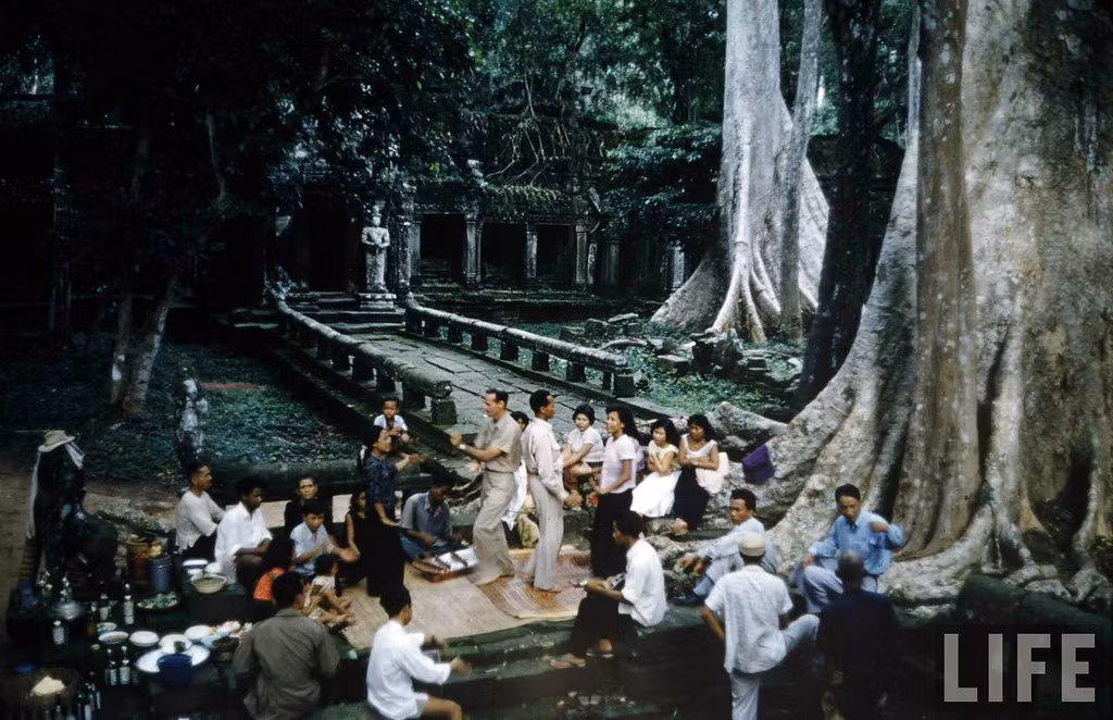 Bên trong khu đền Angkor Wat, Campuchia năm 1957.
