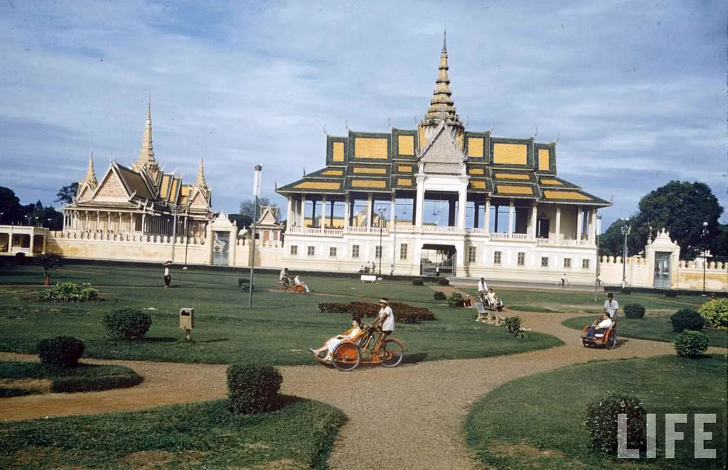 Hoàng cung Campuchia nhìn từ bên ngoài.