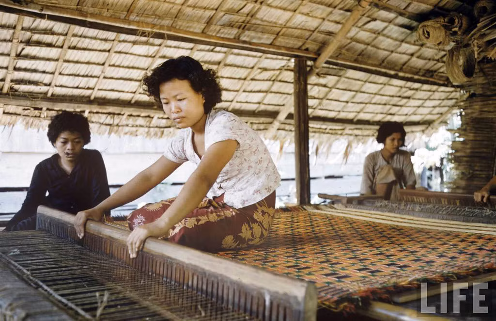 Thiếu nữ Campuchia dệt vải.