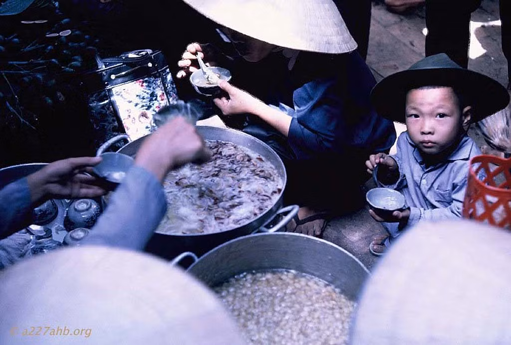 Cậu bé ăn súp ở chợ Phan Thiết.