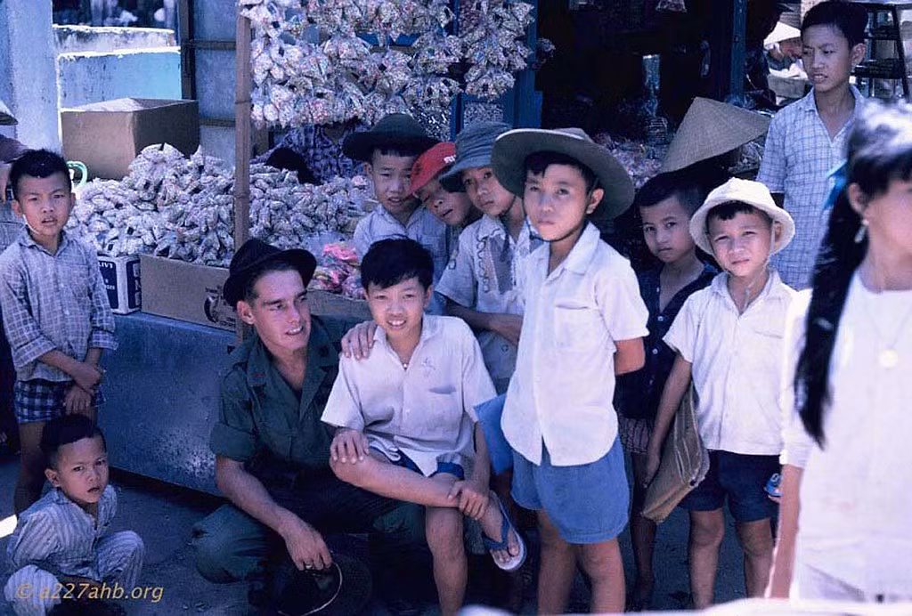  Trẻ em ở chợ Phan Thiết.