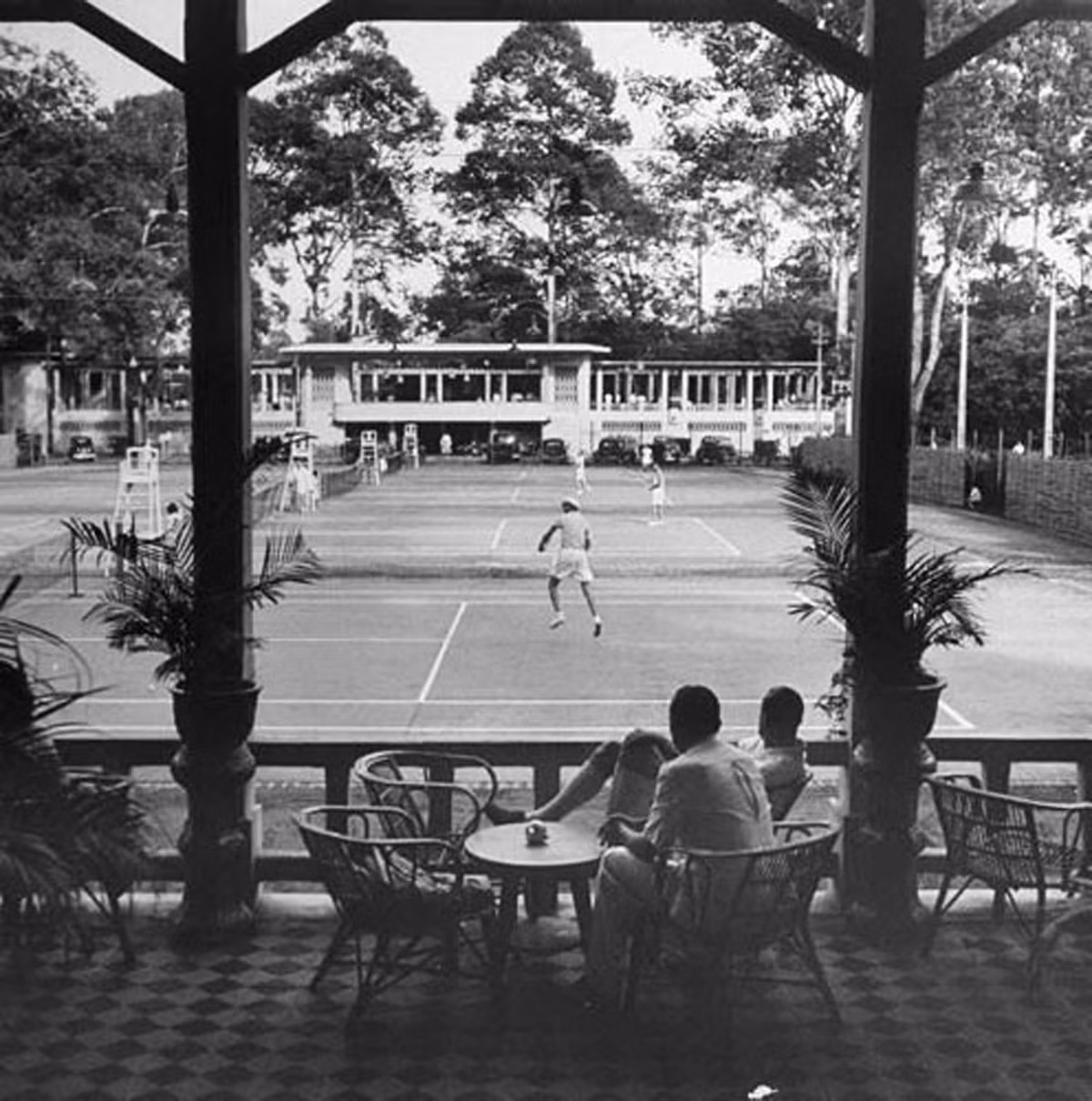 Một trận đấu tennis ở Câu lạc bộ Thể thao Sài Gòn xưa.