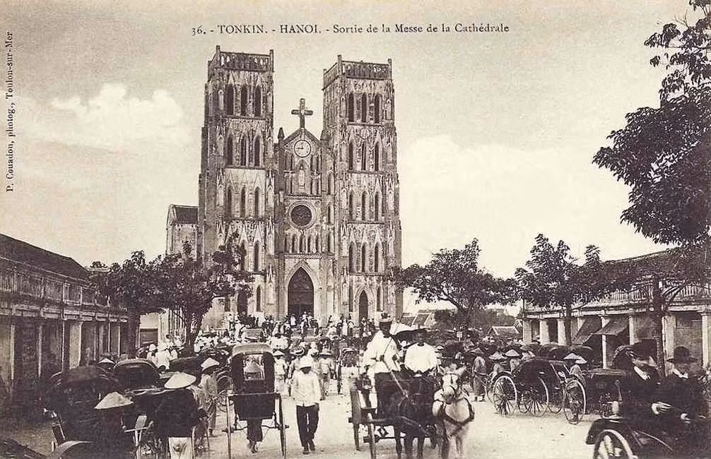 Khung cảnh nhộn nhịp phía trước nhà thờ với những chiếc xe kéo chờ dòng người tan lễ.