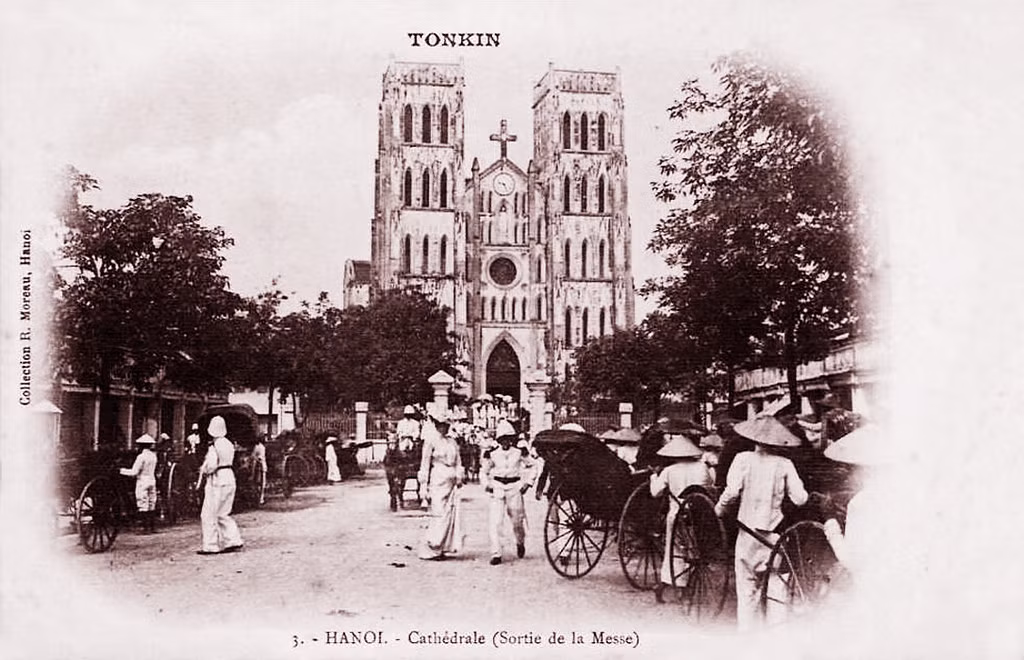 Nhà thờ Lớn Hà Nội giờ tan lễ.