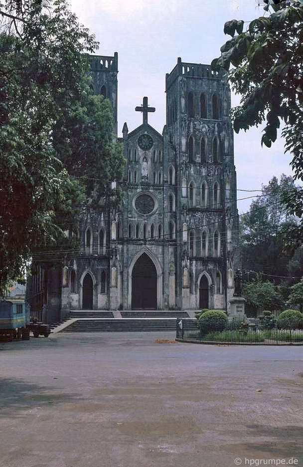 Nhà thờ Lớn năm 1991. Ảnh của nhiếp ảnh gia Hans-Peter Grumpe.