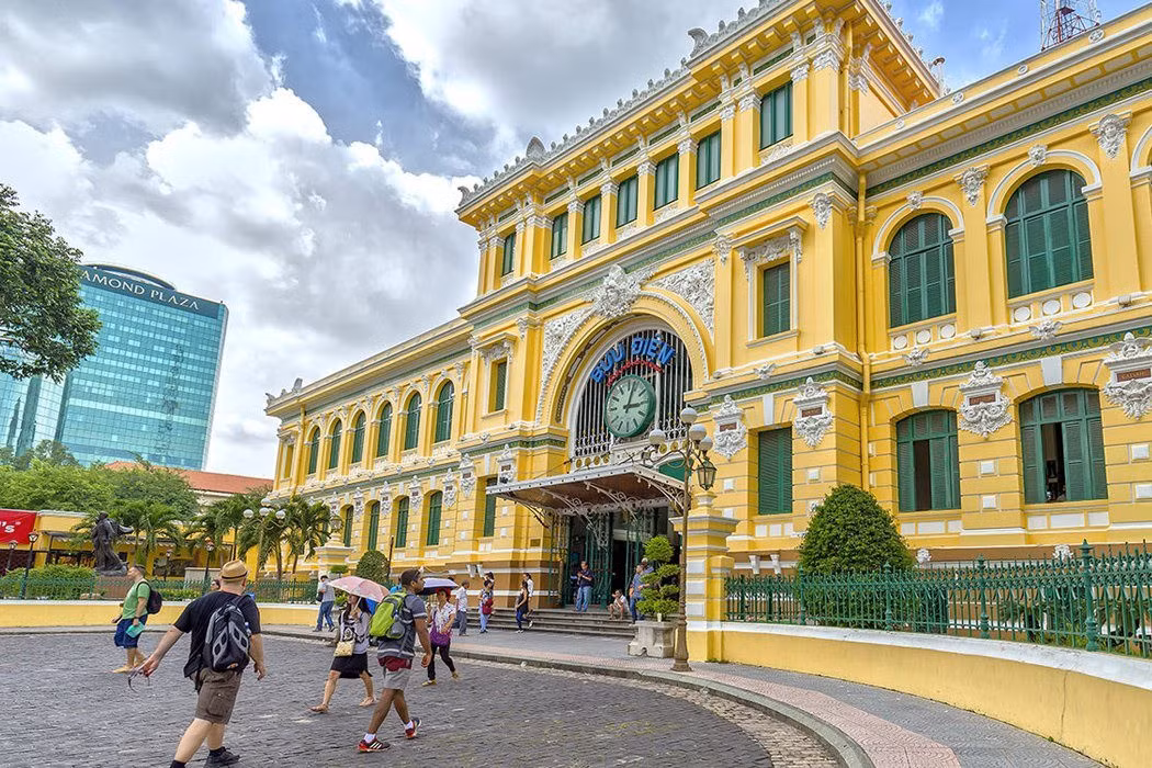 Nằm ở quận 1, thành phố Hồ Chí Minh, Bưu điện Thành phố Hồ Chí Minh còn được gọi là Bưu điện trung tâm Sài Gòn. Đây là một công trình kiến trúc do người Pháp xây dựng từ năm 1886 - 1891. Ảnh: Báo Công lý.