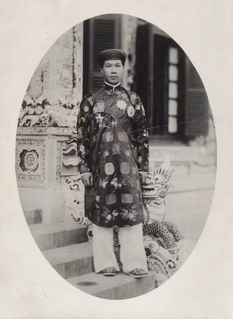 Phải đến ngày 8/9/1932, Vua Bảo Đại mới hồi loan chính thức trị vì đất nước. Tháng 8/1945, Vua Bảo Đại trao lại ấn kiếm cho đại diện Chính phủ cách mạng dưới sự lãnh đạo của Chủ tịch Hồ Chí Minh, chấm dứt vĩnh viễn chế độ quân chủ tại Việt Nam. Do đó, Vua Bảo Đại thực sự trị vì đất nước trong 13 năm.