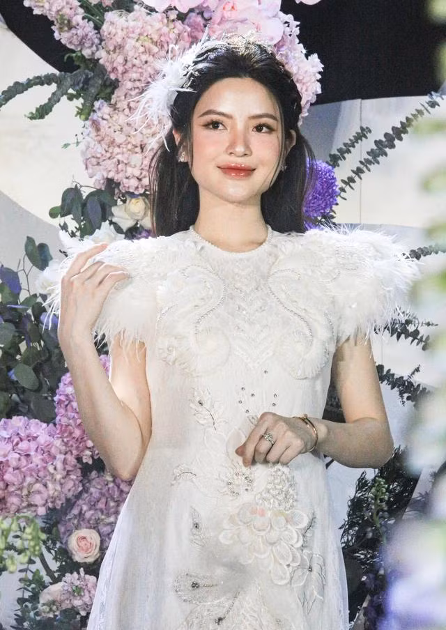 Chu Thanh Huyen lo vong 2, lien tuc co hanh dong lay tay che chan-Hinh-5