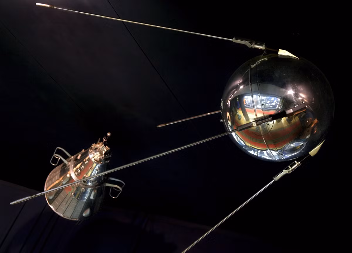 Dù chỉ hiện diện trong một thời gian ngắn ngủi, vệ tinh Sputnik 1 đã ghi dấu trong tâm trí hàng triệu người như một phép lạ có thật, vì người ta có thể nghe nó bằng tai và nhìn nó bằng mắt của mình.