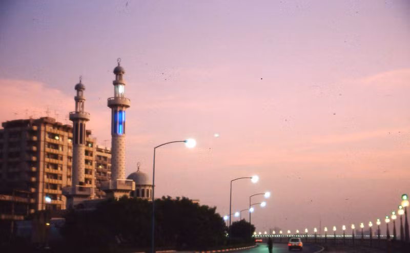 Ráng chiều trên đại lộ.