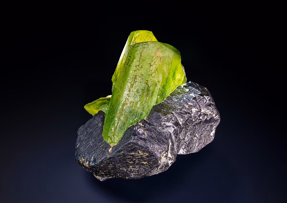 Olivine là khoáng vật nesocilicat có thành phần từ silicat magiê đến silicat sắt, thường thấy trong đá mắc ma. Chúng được gọi là peridot hoặc "ngọc lục bảo chiều tà" trong ngành công nghiệp đá quý.