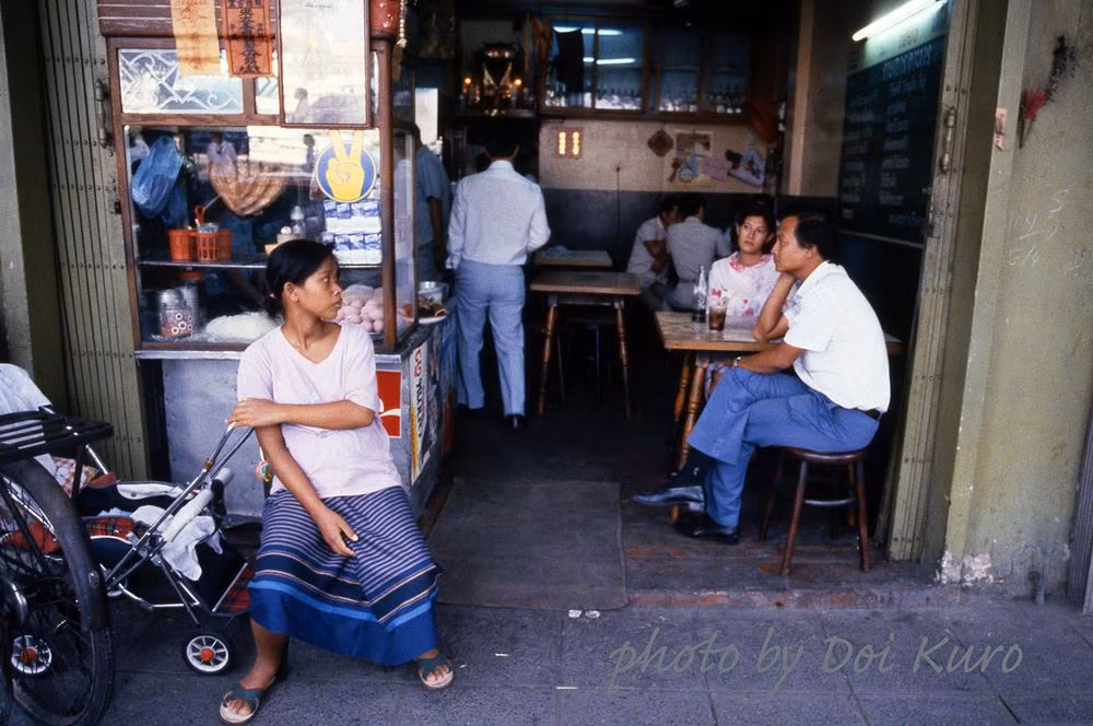 Bên ngoài một nhà hàng.