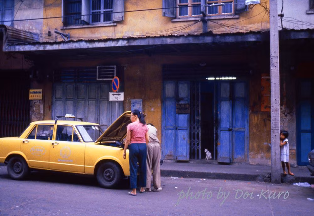 Một chiếc taxi đang được sửa chữa trên phố.