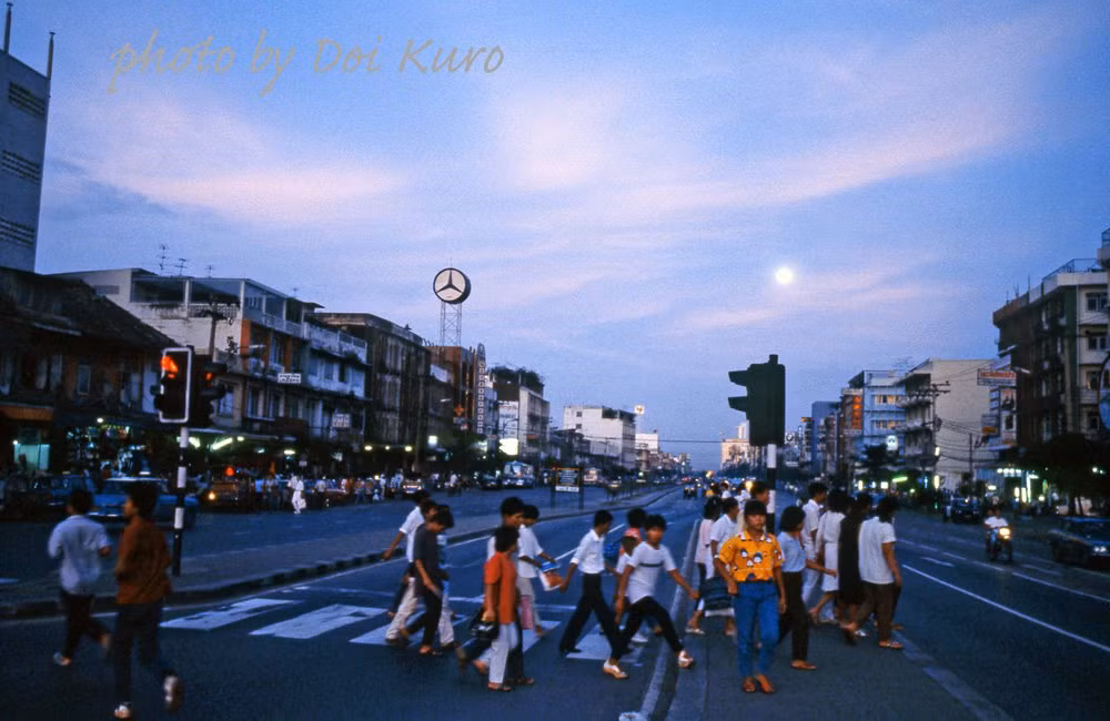 Trăng mọc trên đại lộ Rama IV.