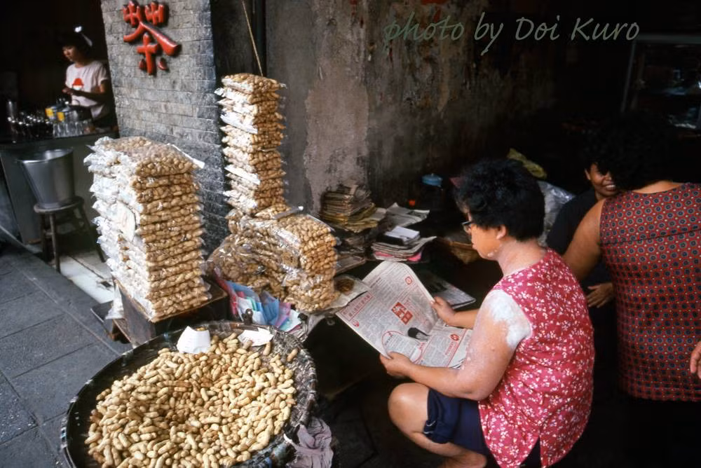 Quầy bán đậu phộng vỉa hè.