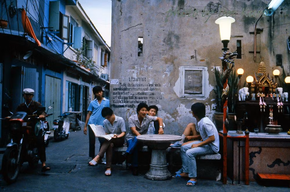 Nhóm thanh niên tán gẫu trên phố Yaowarat, khu Phố Tàu Bangkok.