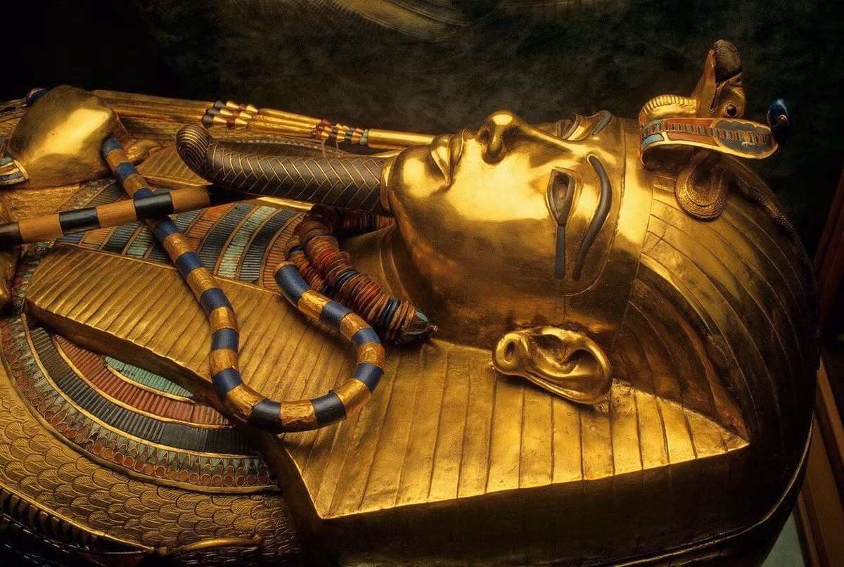 Trong chiếc quan tài này là xác ướp của vua Tutankhamen, được bảo quản nguyên vẹn trong hơn 3.000 năm. Báu lớn nhất của khu lăng mộ đã được phát hiện ra như vậy.