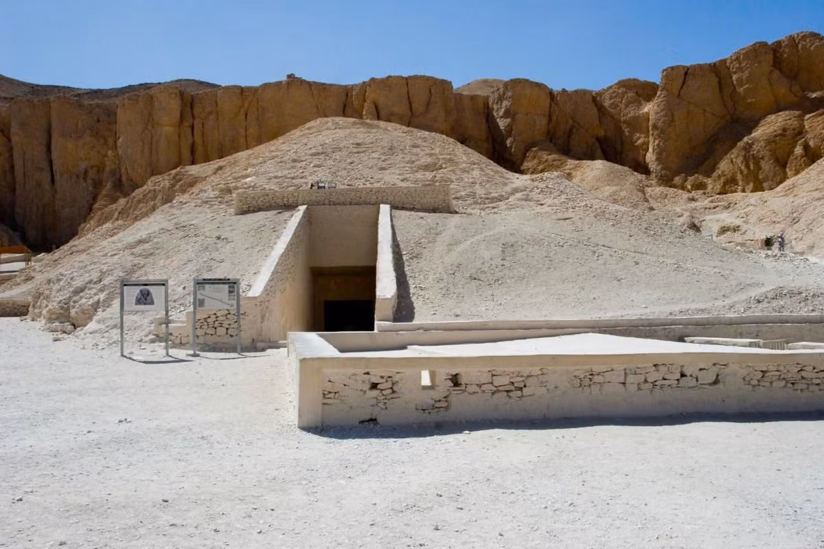 Sau Thế chiến I, Carter bắt đầu tích cực tìm kiếm khu lăng mộ của Tutankhamen và cuối cùng đã tìm thấy lối đi dẫn đến phòng chôn cất, ẩn sau đống đổ nát gần lối vào của lăng mộ gần đó của Pharaoh Ramses VI trong Thung lũng các Vị vua.