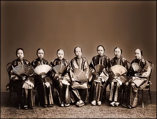 Một nhóm phụ nữ Trung Quốc thời nhà Thanh, khoảng năm 1880.