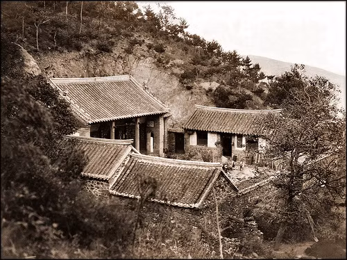Ngôi chùa trong rừng gần Yên Đài, Sơn Đông, Trung Quốc năm 1895.