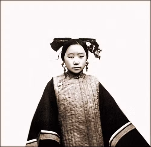 Chân dung một thiếu nữ người Mãn Châu ở Bắc Kinh năm 1869.