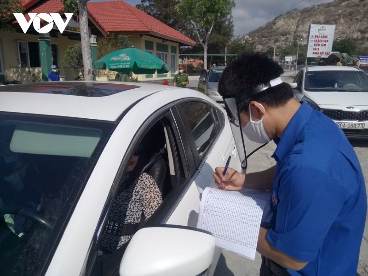 Ninh Thuan tam dung nhieu dich vu khong thiet yeu de phong dich Covid-19