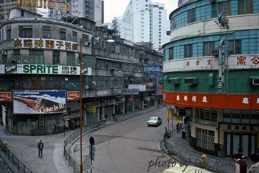 Một góc phố vắng vào buổi sáng sớm đầu năm.