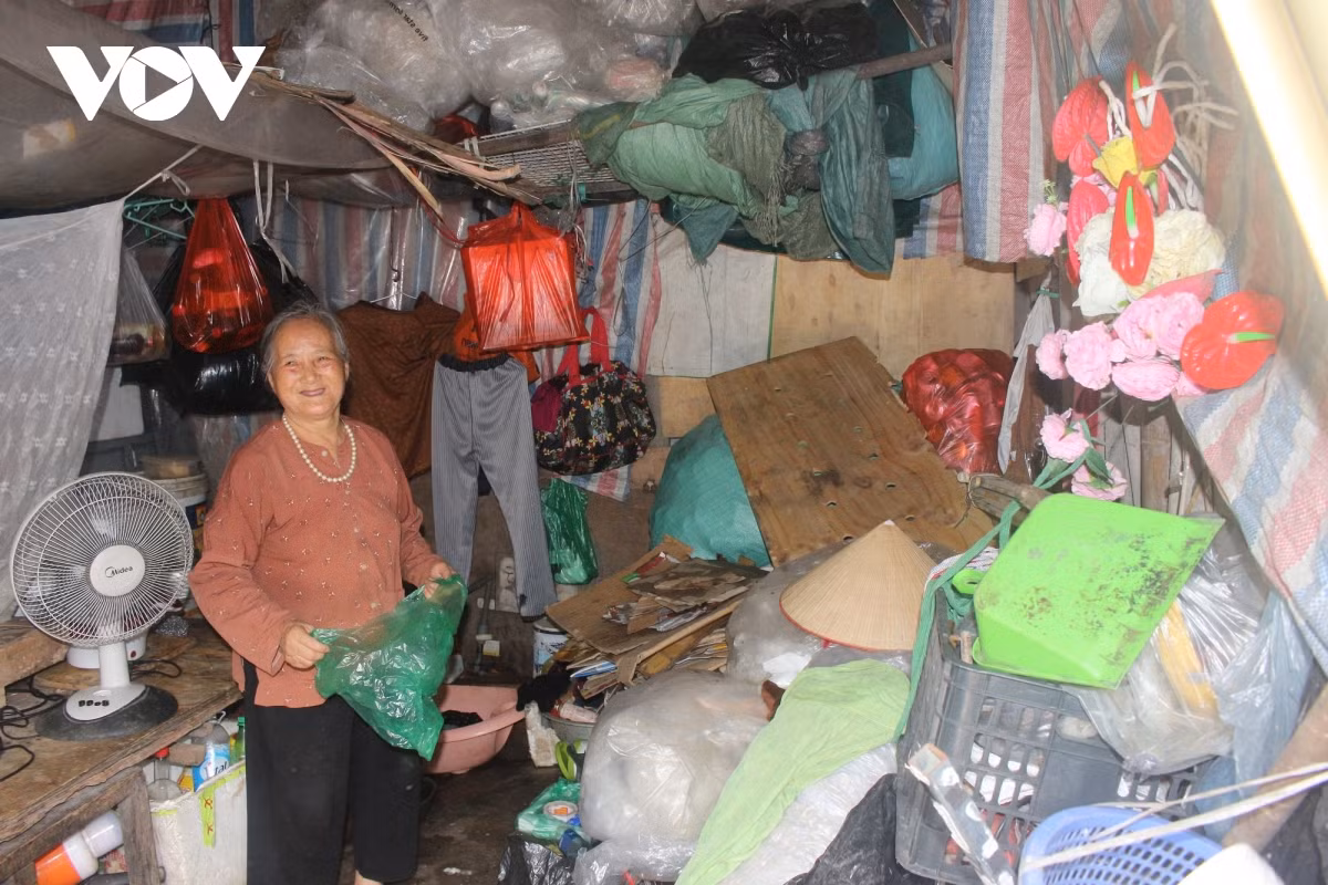 Nguoi lao dong tu do o Ha Noi chat vat muu sinh trong mua dich-Hinh-2