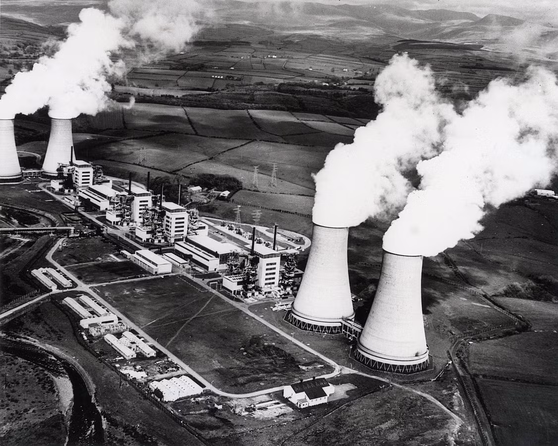 Năm 1951, nhà máy điện hạt nhân đầu tiên được xây dựng ở Arco, Idaho, Mỹ, trên cơ sở sử dụng năng lượng nguyên tử - trong phản ứng hạt nhân có kiểm soát – để sản xuất ra điện từ việc đun nóng nước. Năm 1956, Calder Hall - nhà máy điện hạt nhân quy mô công nghiệp đầu tiên trên thế giới vận hành ở Anh.