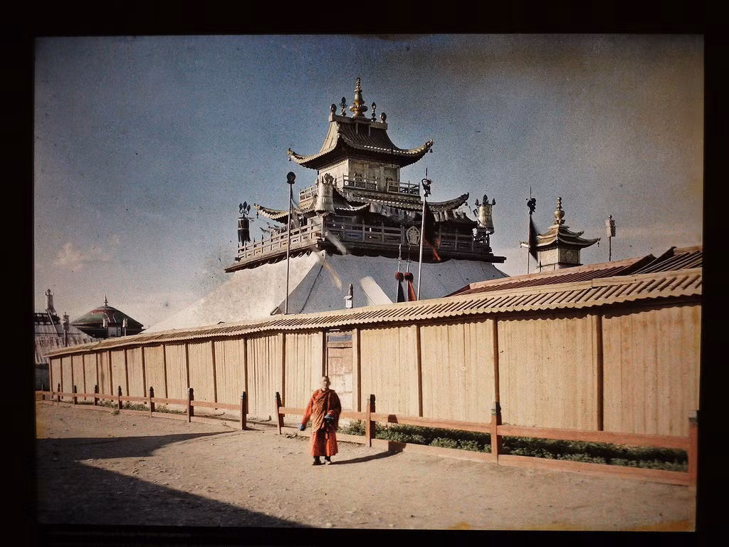 Bên ngoài Hoàng cung ở Urga năm 1913.