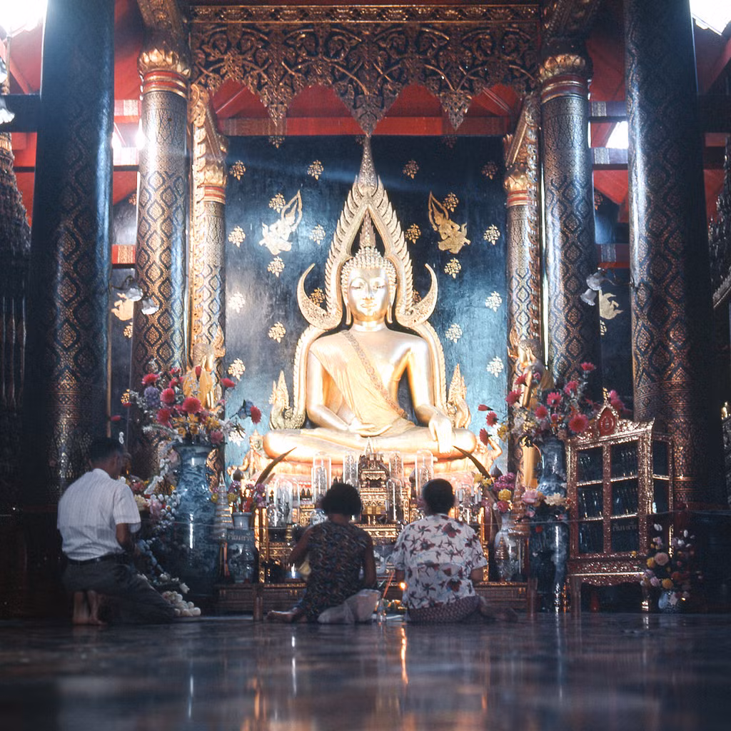 Trong chính điện của chùa Phra Si Rattana Mahathat ở thành phố Phitsanulok.