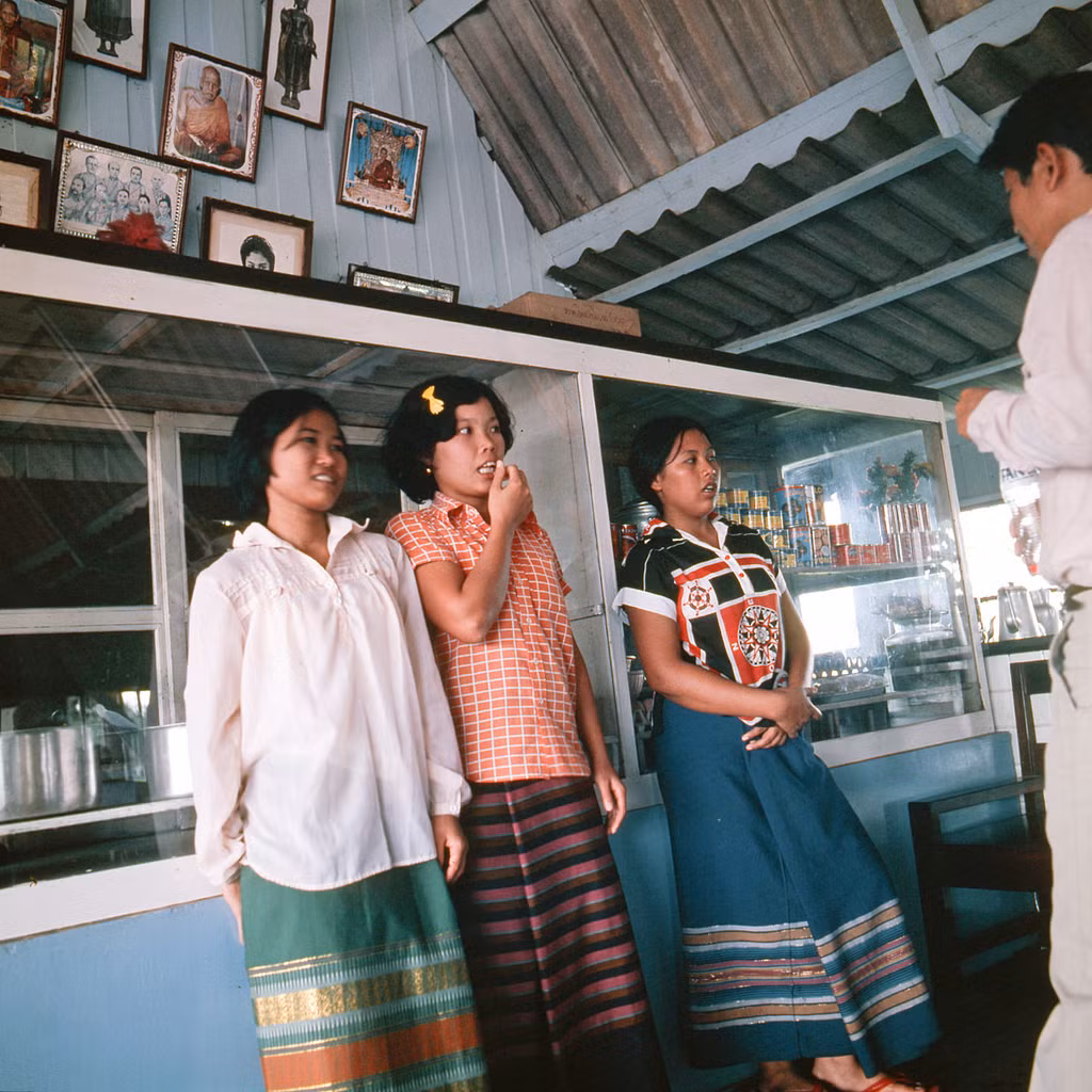Các cô gái trong một quán giải khát ở Khon Kaen.