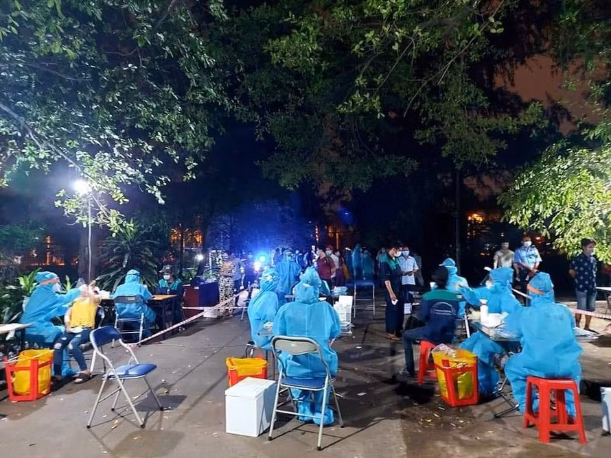 Nhung sinh vien tinh nguyen noi tuyen dau chong dich