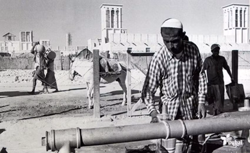 Tại một vòi nước công cộng, Dubai thập niên 1960.