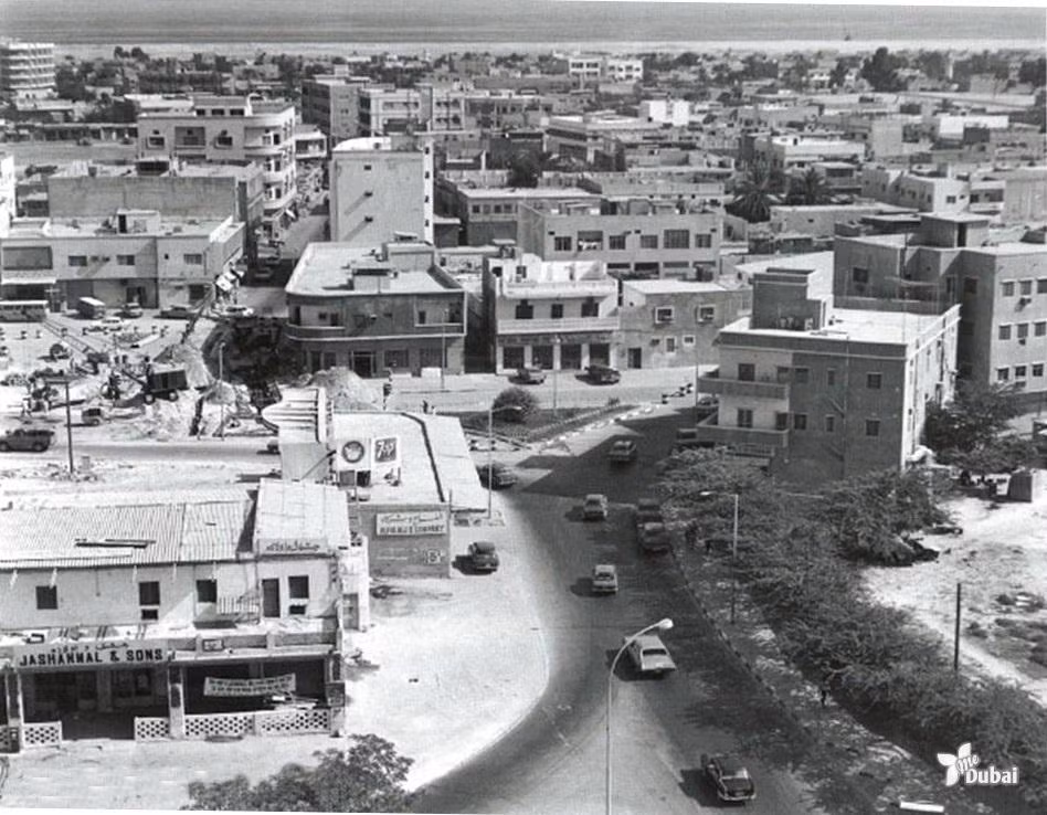 Một góc thành phố Dubai năm 1956. Góc dưới bên trái là cửa hàng đầu tiên của Jashanmal - chuỗi trung tâm mua sắm nổi tiếng của UAE ngày nay.
