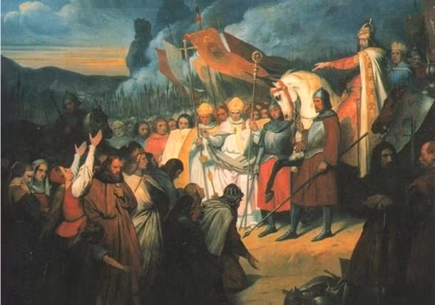 Thời gian đầu trị vì, Charlemagne tiến hành một số chiến dịch quân sự nhằm mở rộng vương quốc của mình. Ông xâm lược Saxony năm 772 và dần dần tiến tới thu phục và buộc người dân cải đạo sang Cơ Đốc giáo. Ông cũng bành trướng lãnh thổ xuống phía Nam, chiếm vương quốc Lombard ở miền Bắc Italia.